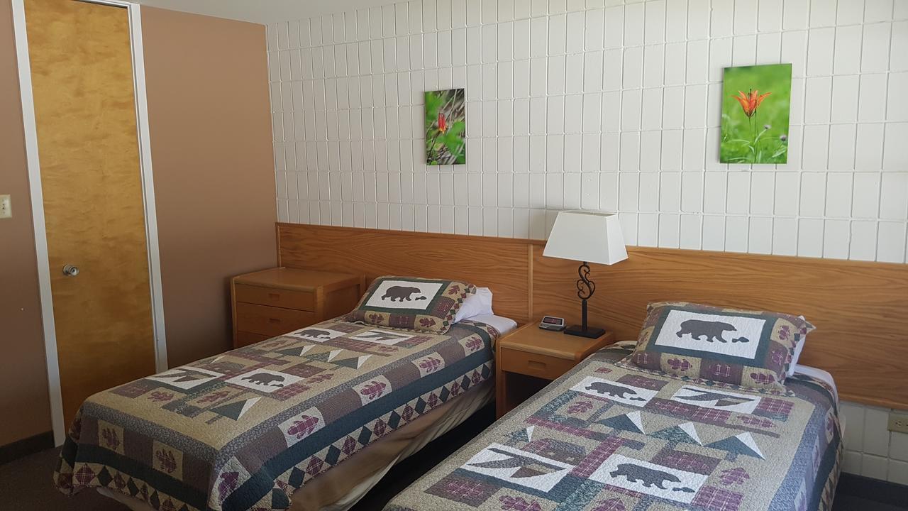 Pinawa Motel Bagian luar foto