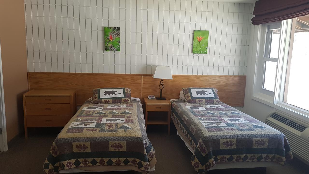Pinawa Motel Bagian luar foto