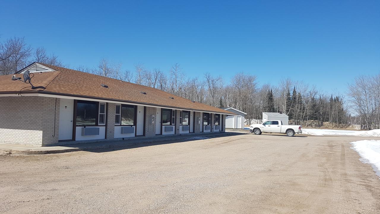 Pinawa Motel Bagian luar foto