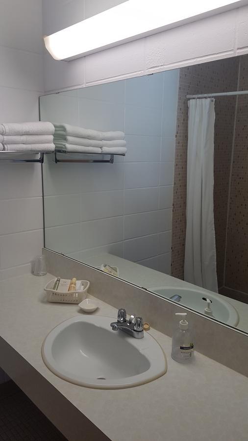 Pinawa Motel Bagian luar foto