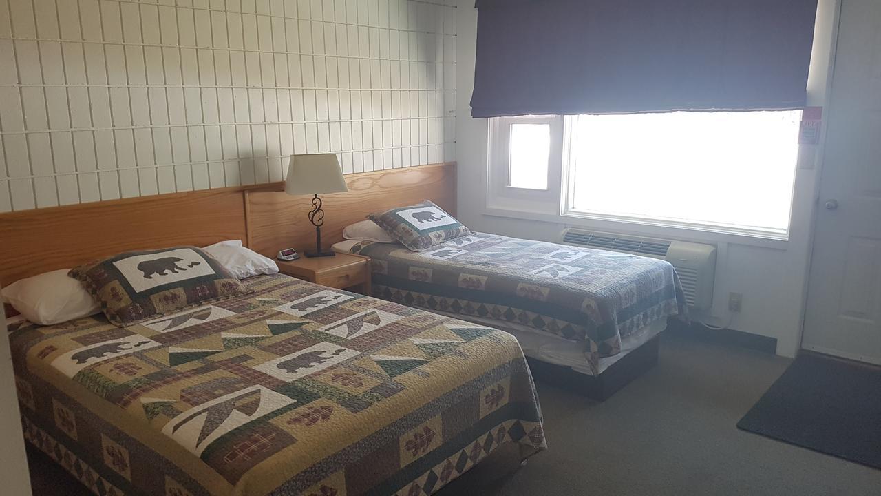 Pinawa Motel Bagian luar foto
