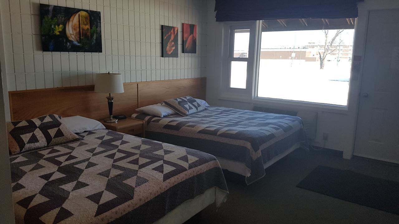 Pinawa Motel Bagian luar foto