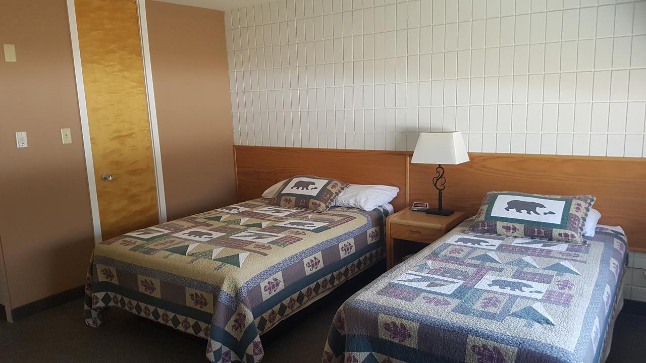 Pinawa Motel Bagian luar foto