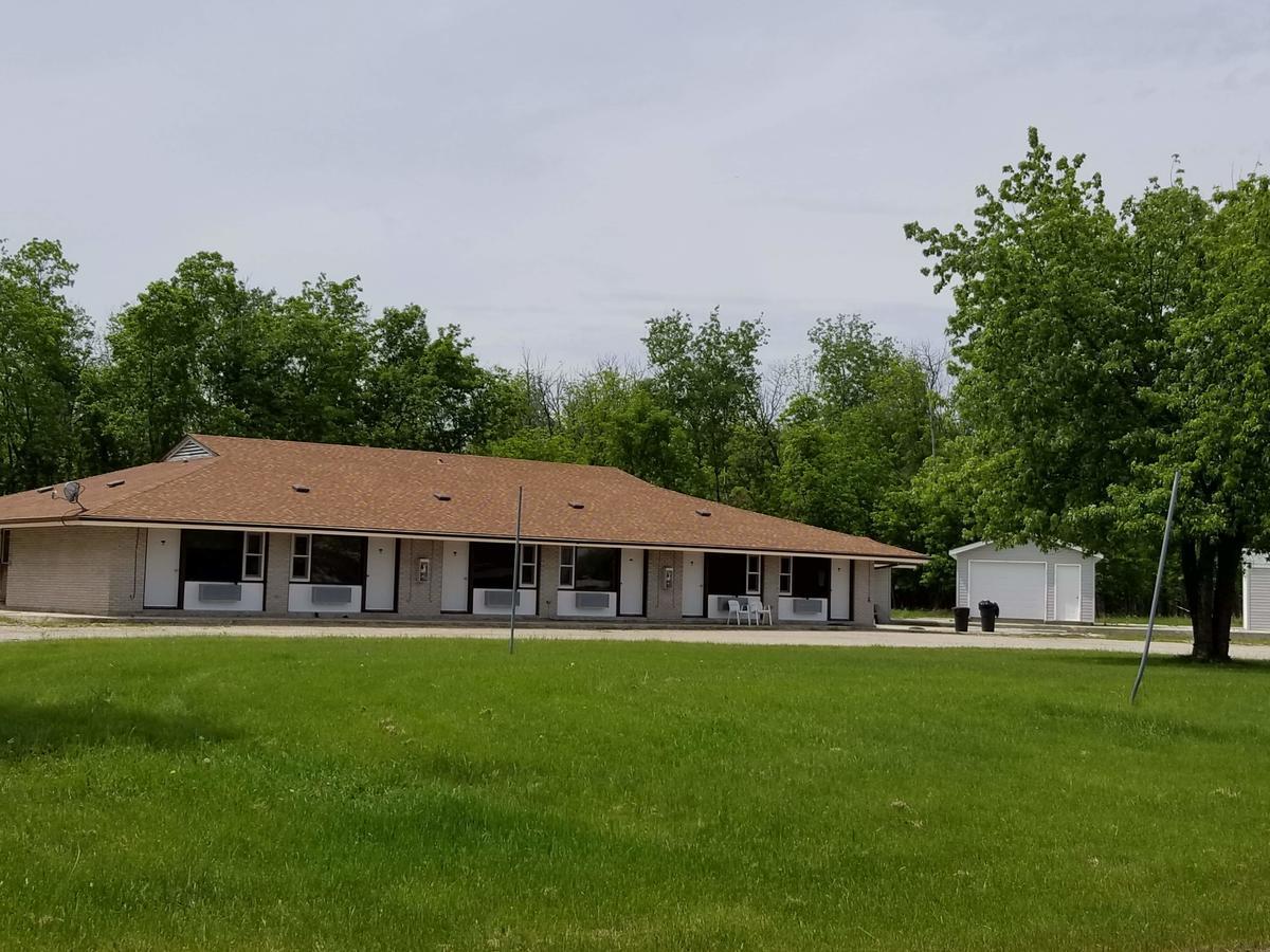 Pinawa Motel Bagian luar foto