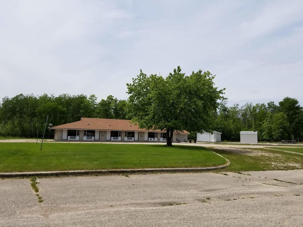 Pinawa Motel Bagian luar foto